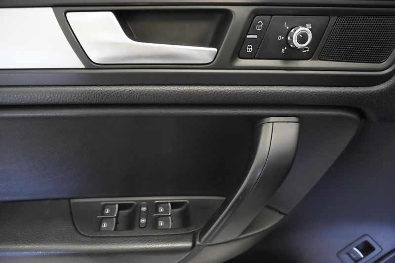 Volkswagen Touareg (2013) 3,6 V6 FSI AUTOMAT 4X4 KŮŽE - fotka 13 z 31