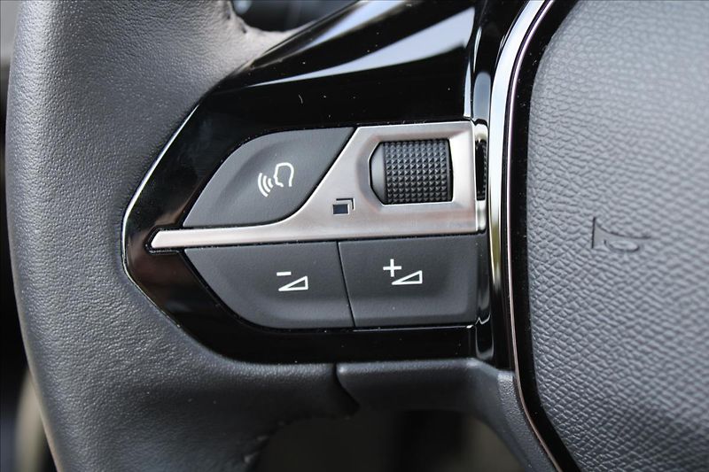 Peugeot 2008 1,2 PT  ČR,ALLURE,ZÁRUKA - fotka 23 z 38