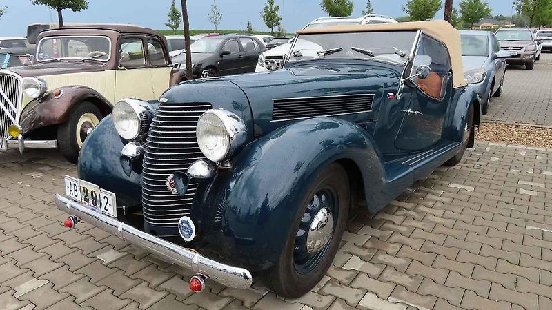 Pálavský Oldtimer přilákal na Břeclavsko desítky elegantnch veteránů.