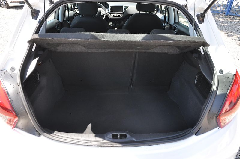 Peugeot 208 1.2i 60kW - fotka 8 z 12