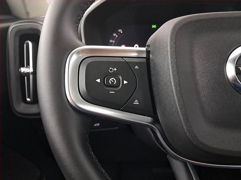 Volvo XC40 (2026) Plus B3 - fotka 17 z 20