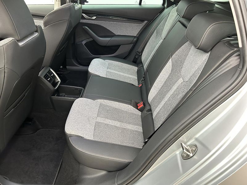 Škoda Octavia 1.5 TSI Top selection - fotka 8 z 26