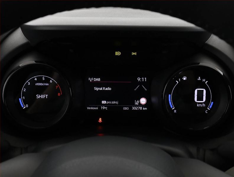 Toyota Yaris (2023) Executive 1.5 VVT-i, ČR,1.maj - fotka 9 z 17