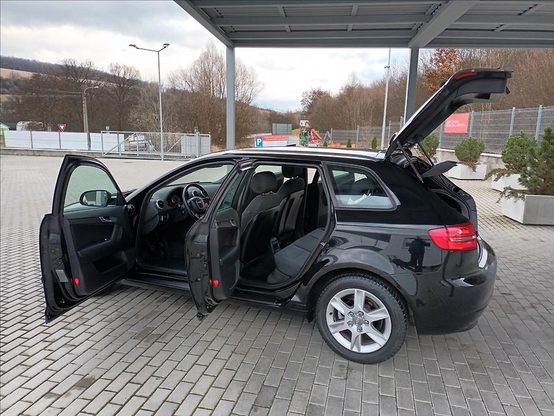 Audi A3 1,6 TDI,XENON,VÝHŘEV,  Sportba - fotka 10 z 33