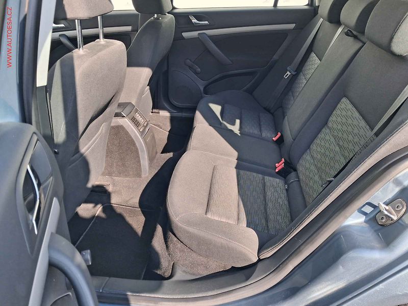 Škoda Octavia (2012) 1.6 TDI, ČR, AC, temp, tažné - fotka 10 z 16