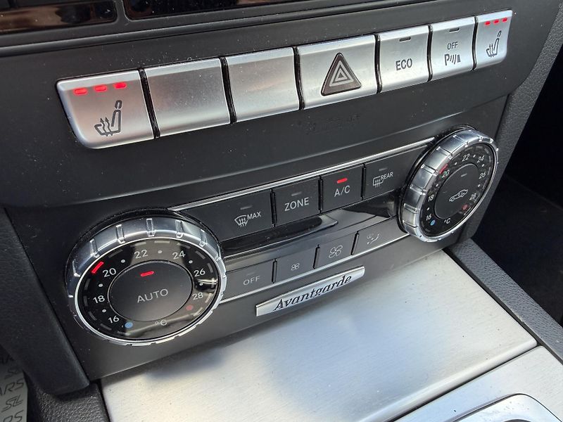 Mercedes-Benz Třídy C 180 CGI 7G AUTOMAT 2X KOLA - fotka 27 z 40