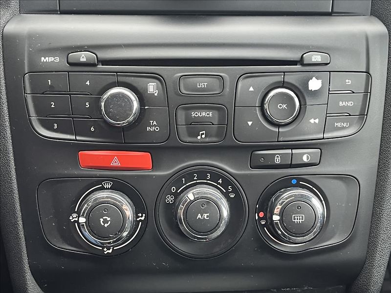 Citroën C4 1,6 BlueHDi  Live Edition - fotka 14 z 22