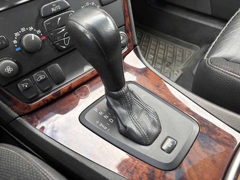 Volvo V70 2.4 D5 136kW AT - fotka 17 z 18