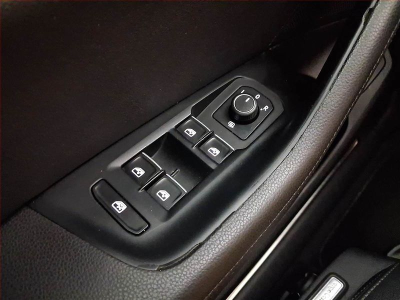 Volkswagen Passat (2017) Highline 2.0 TDI, Kůže - fotka 17 z 20