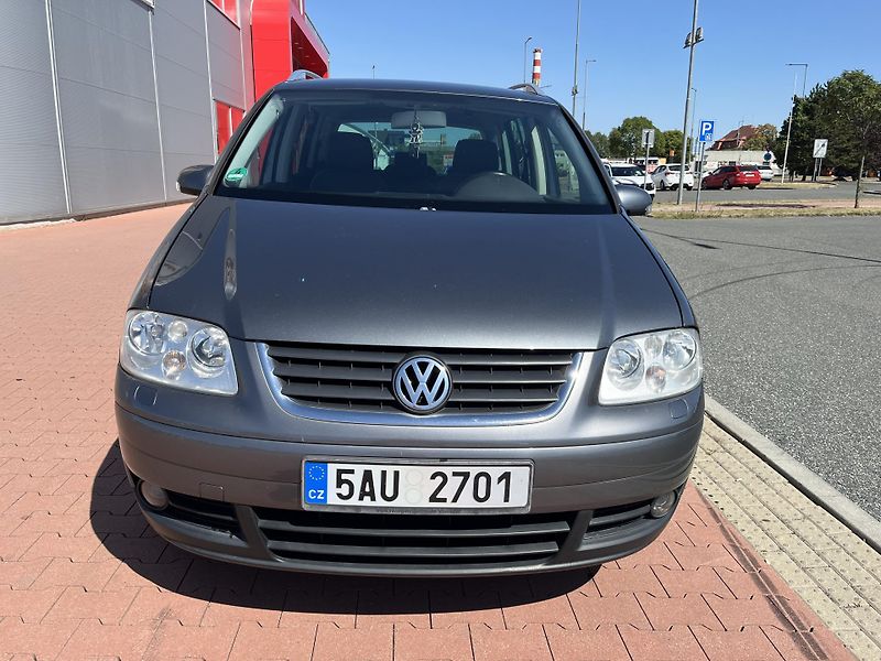 Volkswagen Touran 1.9 TDi DSG Highline - fotka 3 z 27