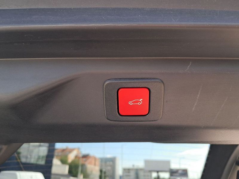 Peugeot 3008 GT Elektromotor 157 kW / 210 k - fotka 10 z 19