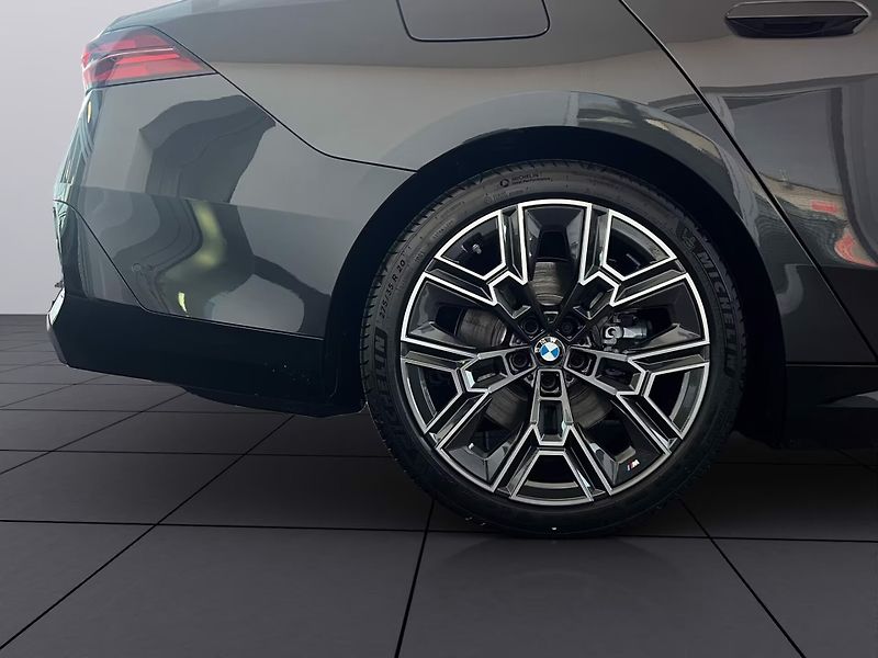 BMW i5 eDrive40 M-Sport HuD 360 ACC T - fotka 5 z 17