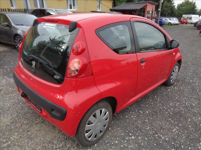 Peugeot 107 1,0 - fotka 6 z 13