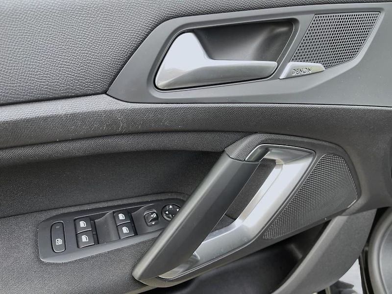Peugeot 308 2.0 HDI 110 kW navi. serviska - fotka 13 z 26
