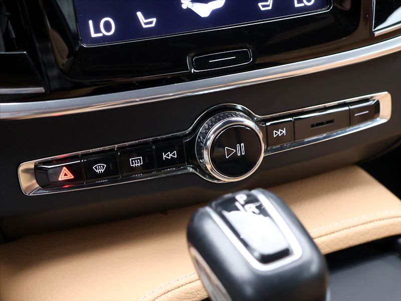 Volvo V90 2.0 D3 110kW Aut. Momentum LED - fotka 27 z 40