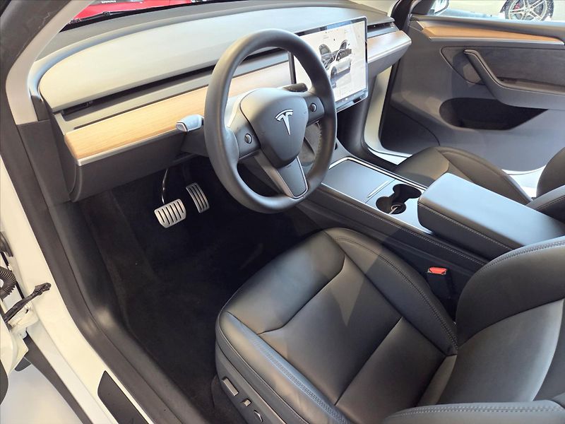 Tesla Model Y Performance 393kW Tov.Zár. 1.m - fotka 10 z 19