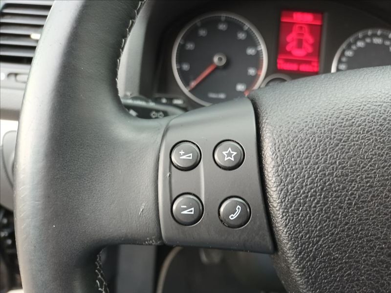 Volkswagen Golf 1,6 MPI,75KW,VÝHŘEV,DIGIKLIMA - fotka 27 z 39