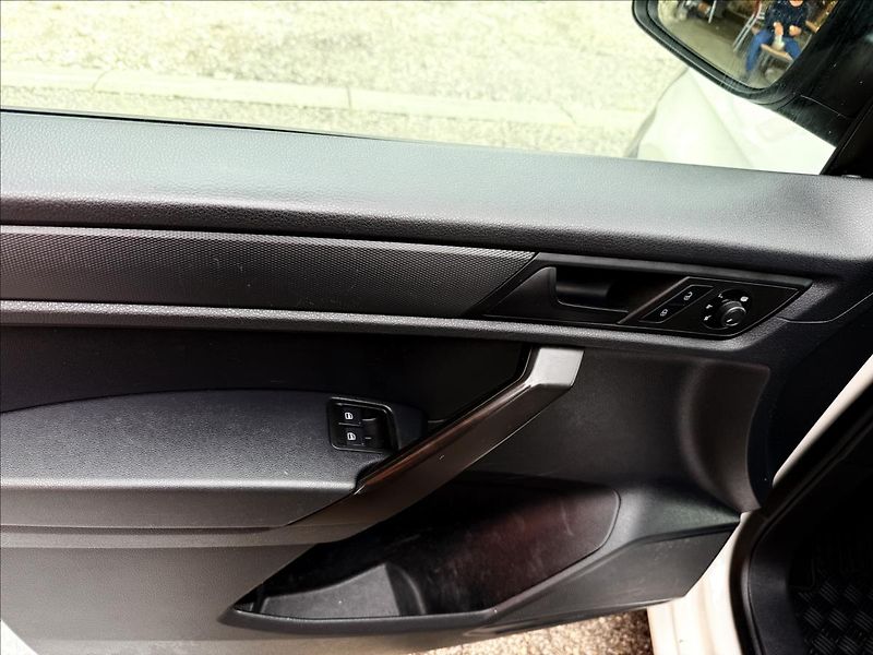 Volkswagen Caddy 2,0 TDi MAXI - fotka 10 z 32