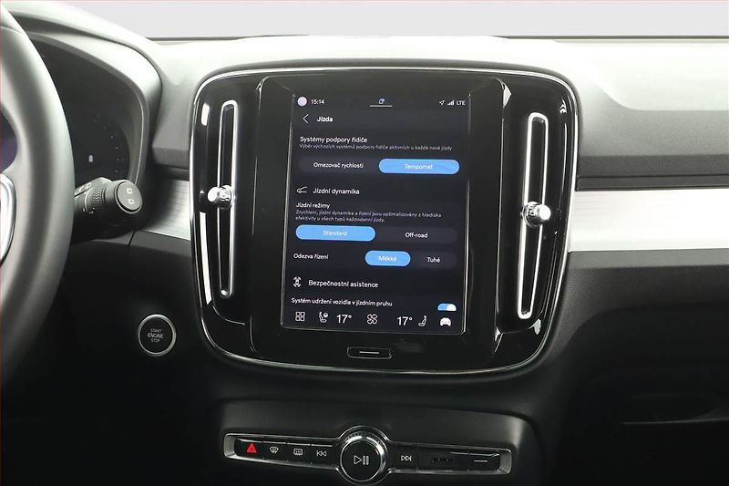 Volvo XC40 (2023) B3 - fotka 14 z 19