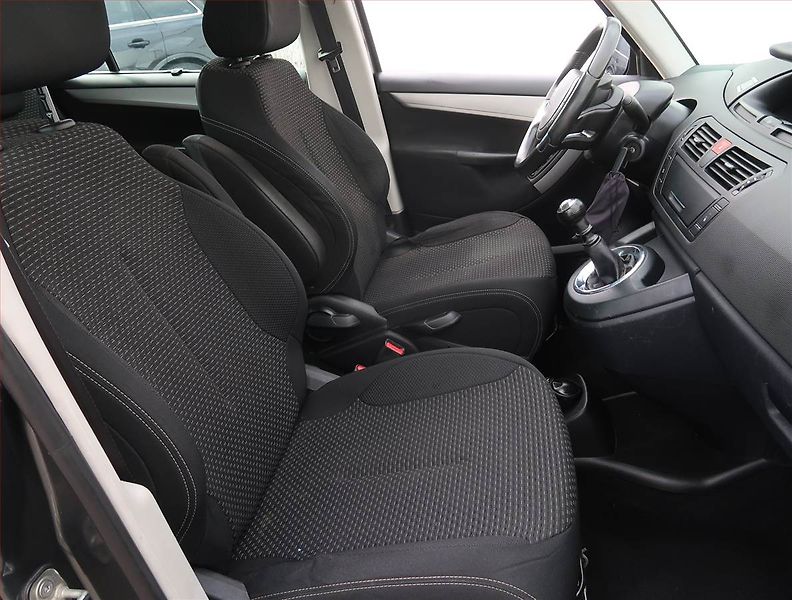 Citroën C4 Picasso (2013) 1.6 HDi, 7 míst, po STK, Tažné - fotka 9 z 17