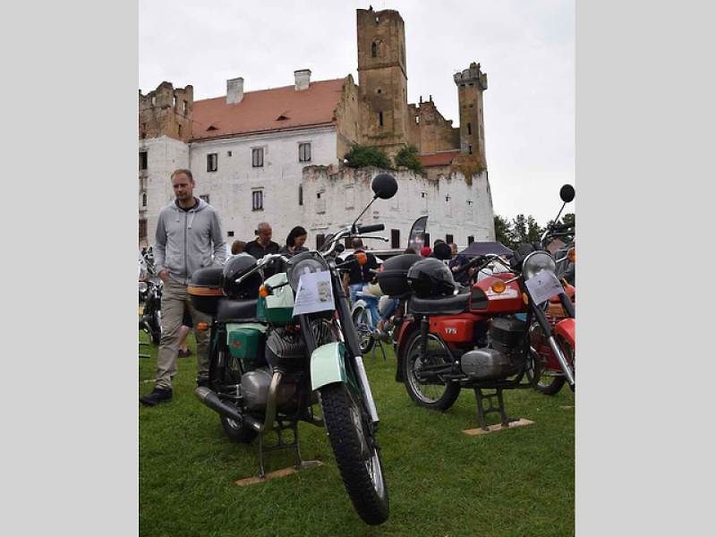 Nedělní dopoledne patřilo pod břeclavským zámkem naleštěným veteránům.