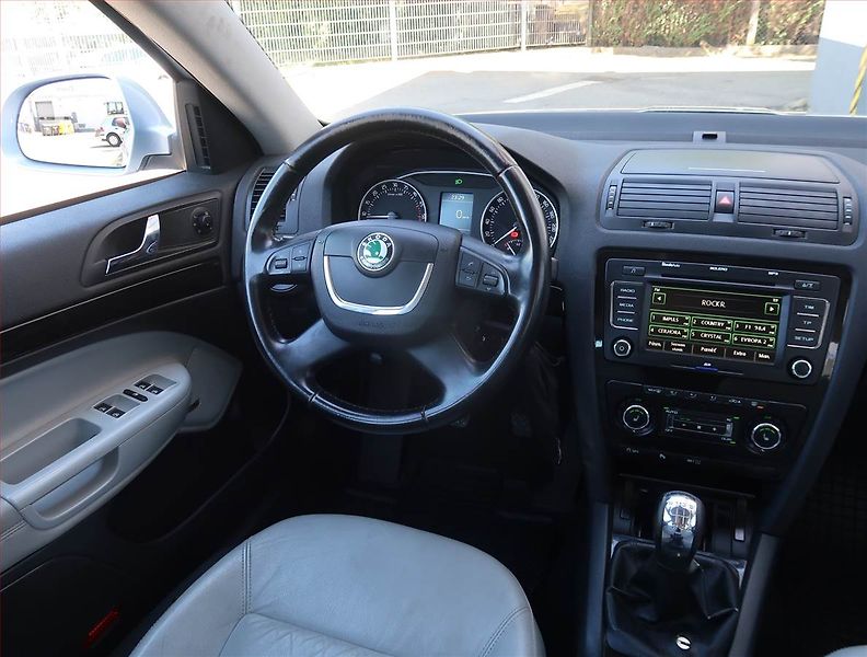 Škoda Octavia (2009) Laurin&Klement 2.0 TDI, Xenony - fotka 7 z 25