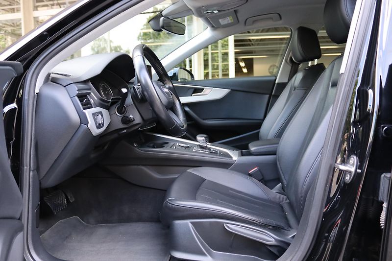 Audi A4 2.0TDI S-TRONIC SEDAN 110kW - fotka 21 z 50