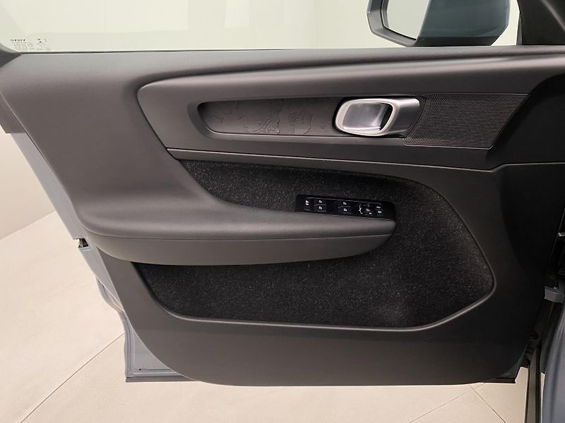 Volvo XC40 T2 KINETIC AUT - fotka 7 z 39