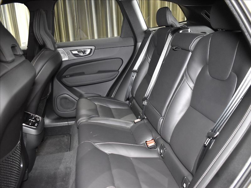 Volvo XC60 2,0 B5 AWD Ultra B&W,Pano,BLIS - fotka 15 z 17