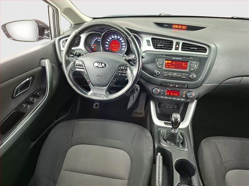 Kia Ceed (2012) 1.6 GDI, nová STK, jezdí dobře - fotka 7 z 14