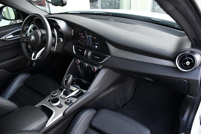 Alfa Romeo Giulia 2,0T 16V 206kW AT8-Q4 VELOCE - fotka 17 z 48