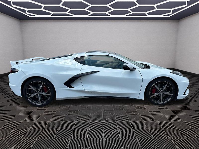Chevrolet Corvette (2022) C8 Stingray 6.2 V8 354kW Targa - fotka 12 z 33