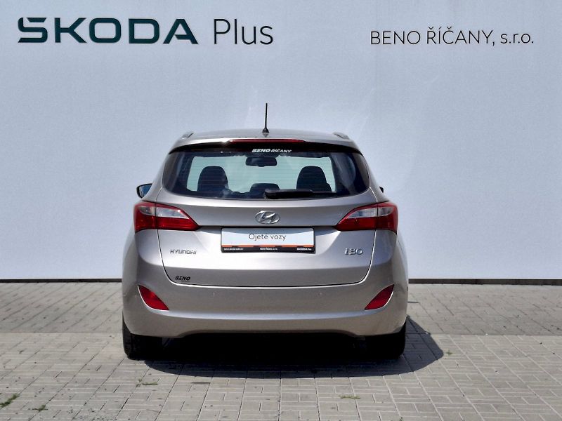 Hyundai i30 (2015) Kombi - fotka 12 z 31