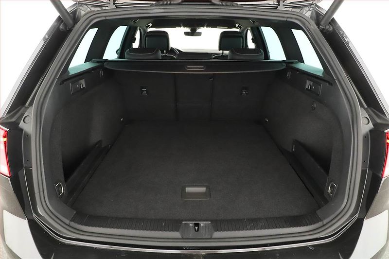 Volkswagen Passat (2021) 2.0 TDI, Automat, Kůže, Navi - fotka 19 z 20