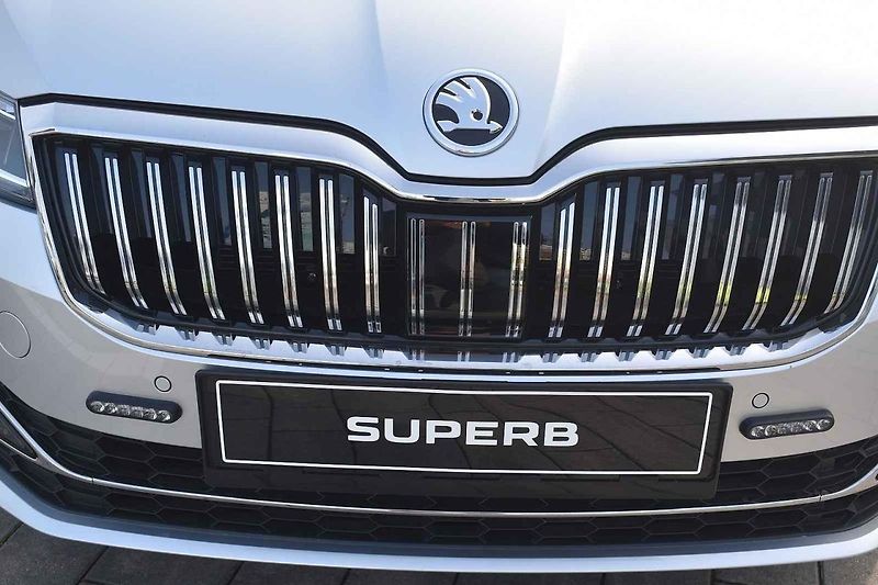 Nové Superby si policisté převzali přímo v areálu automobilky