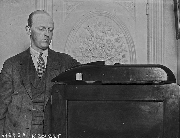 Henry Segrave, držiteo rychlostních rekordů na zemi i na vodě s modelem vozu Sunbeam 1000HP., zdroj: Wikimedia Commons, Agence photographique - Bibliotheque nationale de France, volné dílo