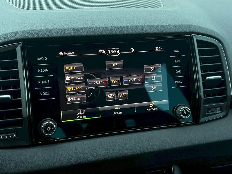 Škoda Karoq (2025) 2.0 TSi 140 Kw DSG 4x4 SportLi - fotka 22 z 30