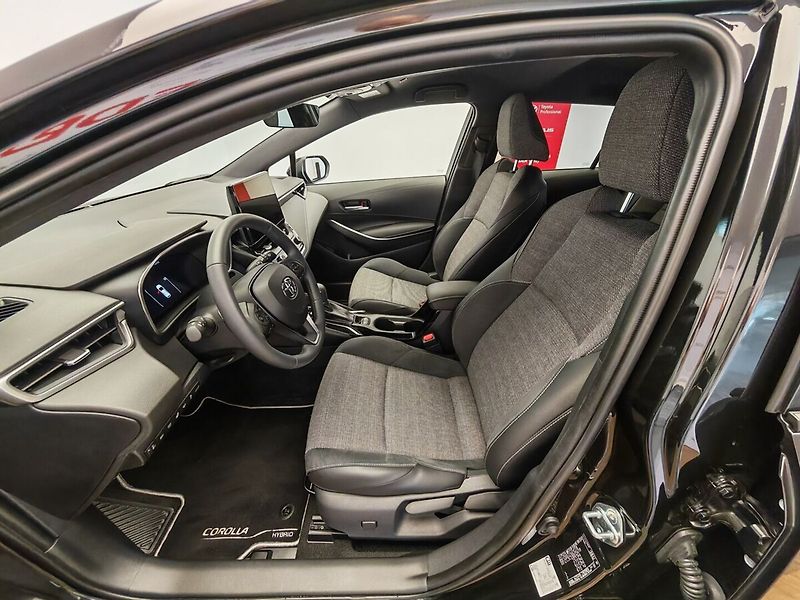 Toyota Corolla Touring Sports 2.0 Hybrid Styl - fotka 24 z 38