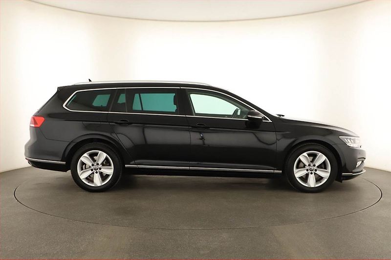 Volkswagen Passat (2021) Elegance 2.0 TDI - fotka 6 z 18