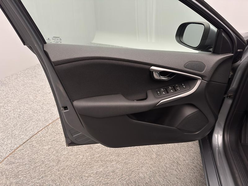 Volvo V40 T2 MOMENTUM AUT - fotka 21 z 41