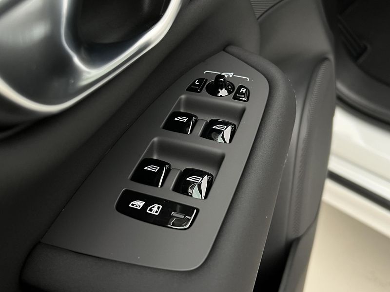 Volvo XC90 (2026) B5 AWD DARK PLUS - fotka 25 z 47