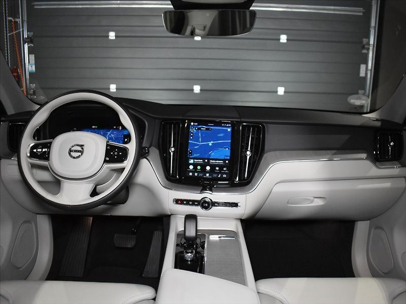 Volvo XC60 2,0 B4 AWD Plus dark Bezklíč - fotka 13 z 23