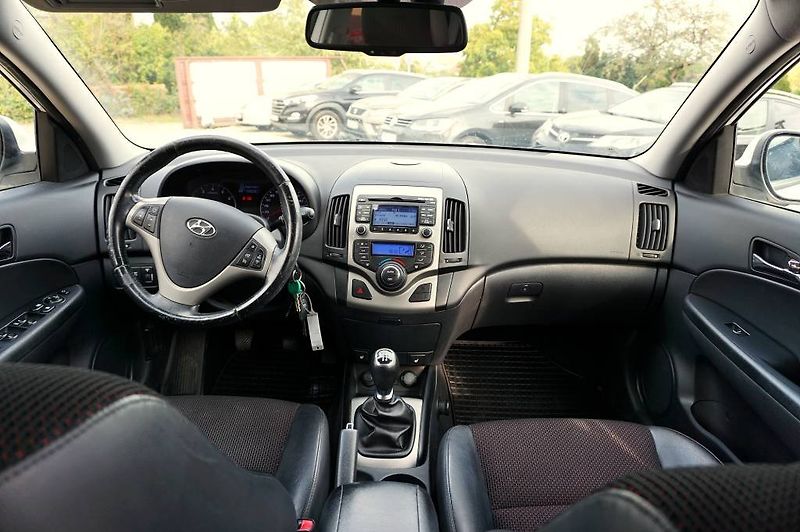 Hyundai i30 (2010) STYLE 1,6 CVVT 93 kW - fotka 18 z 35