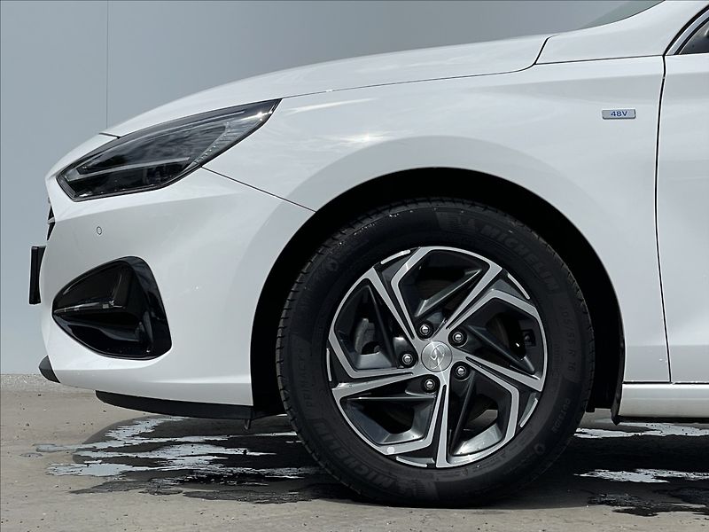 Hyundai i30 1,5 T-GDI AT7 Combi Smart PDC - fotka 16 z 19