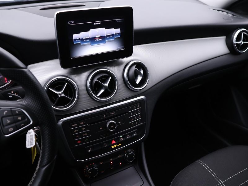 Mercedes-Benz CLA 2,0 250 155kW 4Matic Xenon - fotka 25 z 39