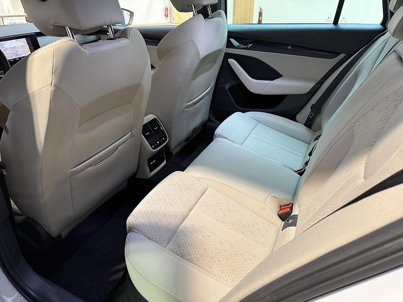 Škoda Octavia 2.0 TDI 110kW DSG Style Combi - fotka 17 z 21