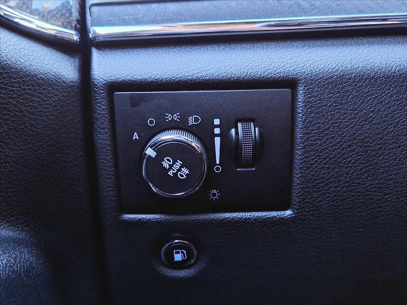 Jeep Grand Cherokee 6,4 i SRT 344kW NAVI TOPSTAV - fotka 31 z 32