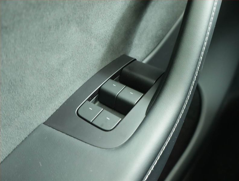 Tesla Model Y (2023) Long Range AWD 79kWh, SoH 93% - fotka 16 z 22