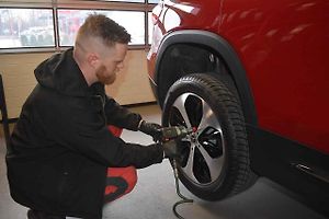 Ideální příležitostí pro využití celoročních pneumatik je doba, kdy jste ojezdili zimní pneumatiky a dobré letní nemáte k dispozici