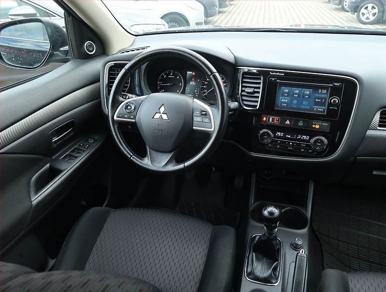 Mitsubishi Outlander (2013) 2.2 DI-D, 4X4, 7 míst, ČR - fotka 7 z 18